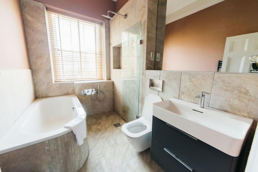Luxury, Central, Sun-filled 3 Bed Haven In