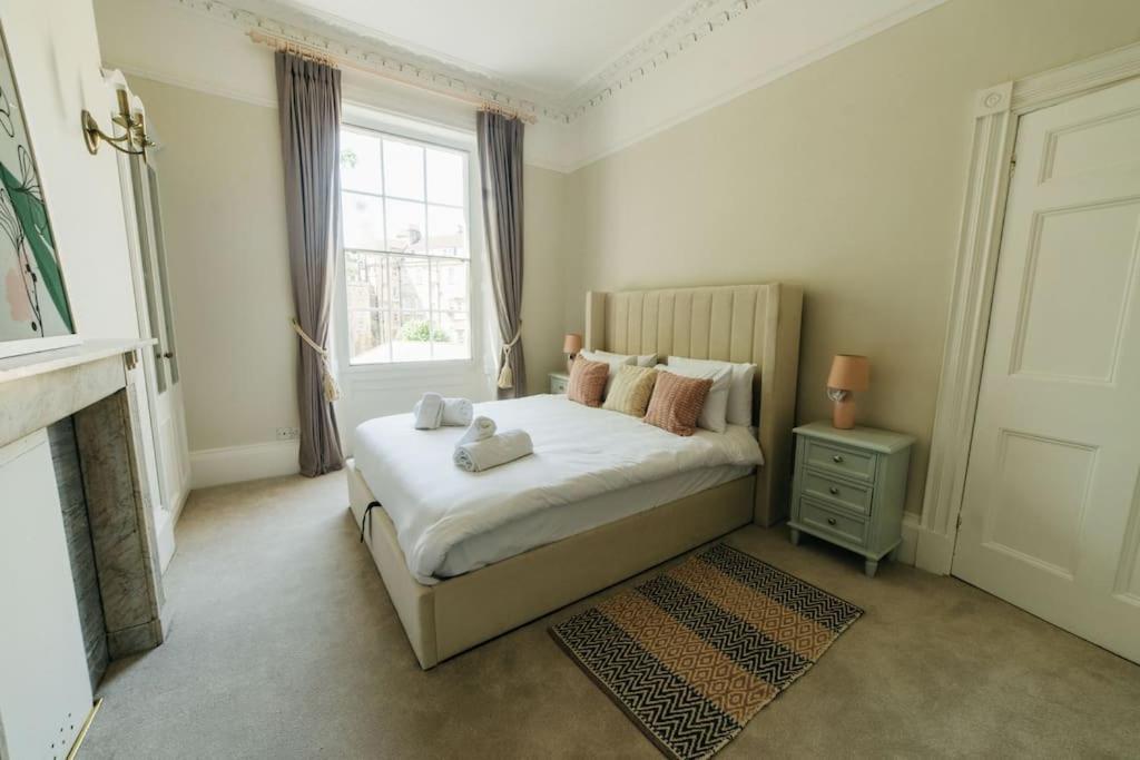 Luxury, Central, Sun-filled 3 Bed Haven In Apartment