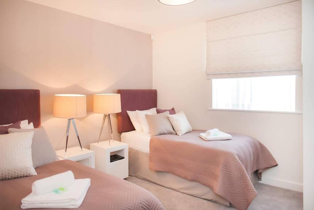 Stylish And Two Bedroom & Two Bathroom With Free Parking Apartment Bath
