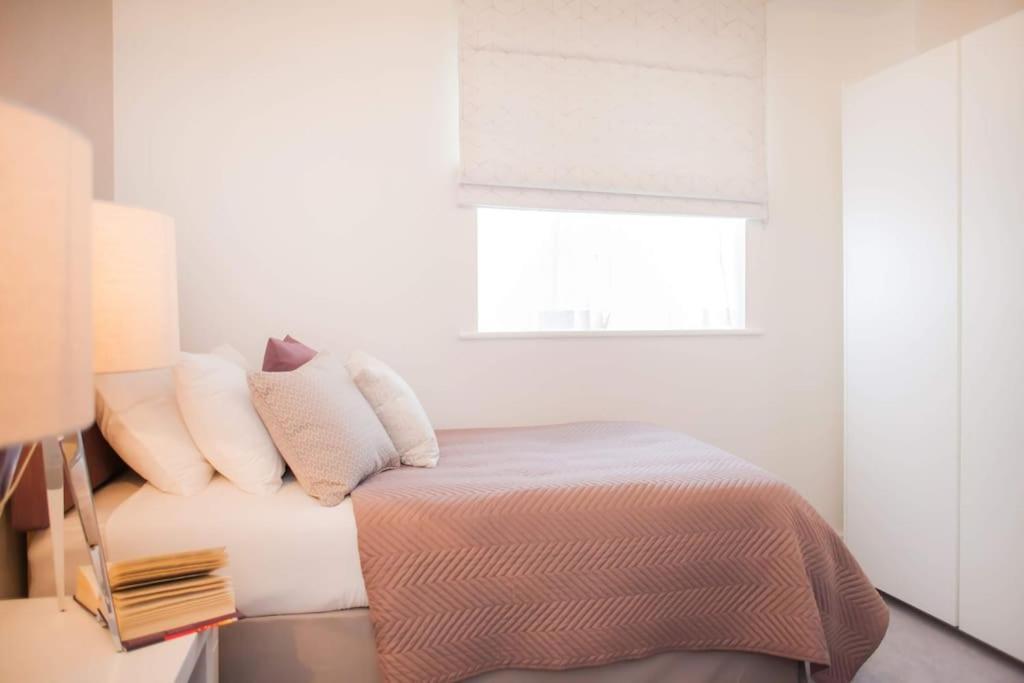 Stylish And Two Bedroom & Two Bathroom With Free Parking Apartment