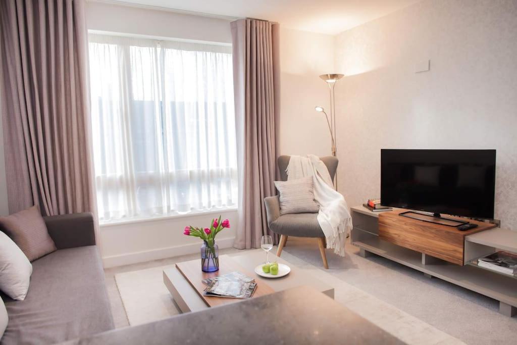 Apartment Stylish And Two Bedroom & Two Bathroom With Free Parking