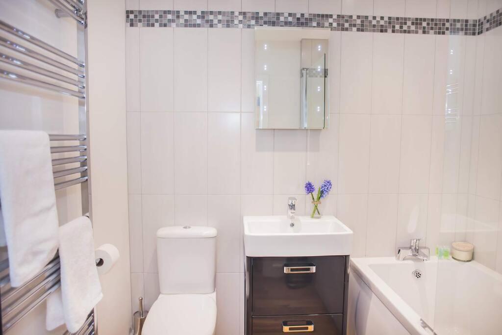 Stylish And Two Bedroom & Two Bathroom With Free Parking * Bath