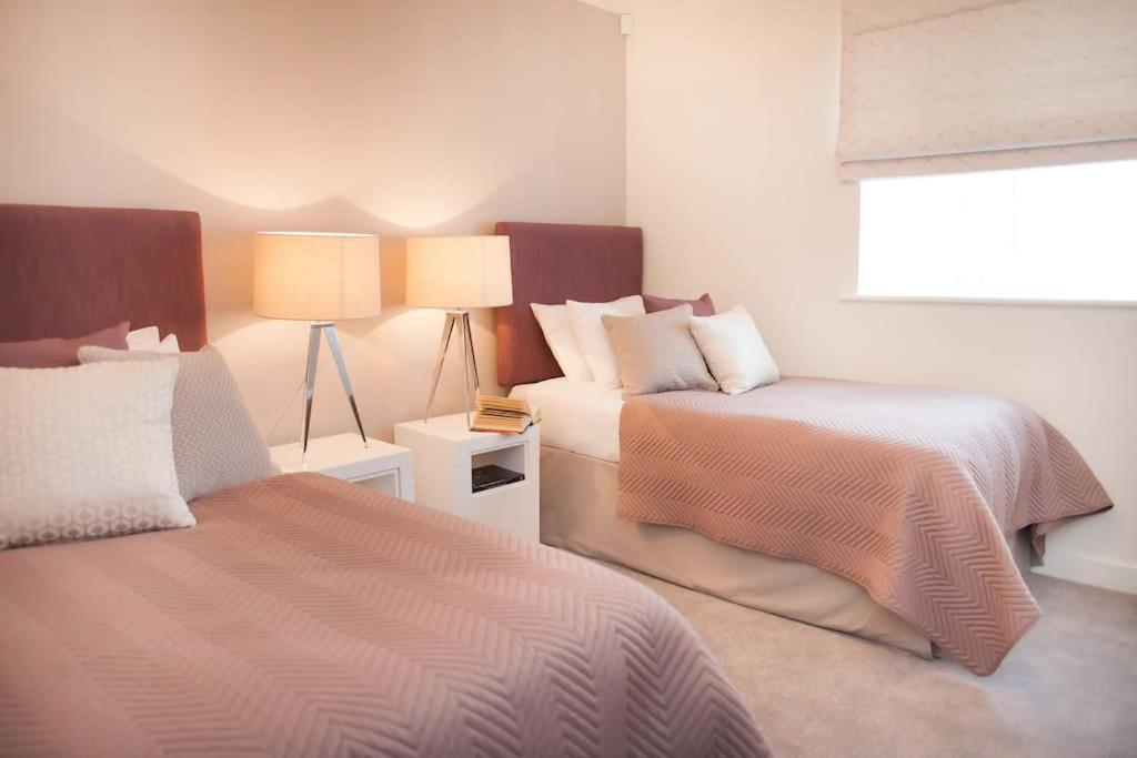 Stylish And Two Bedroom & Two Bathroom With Free Parking Apartment *