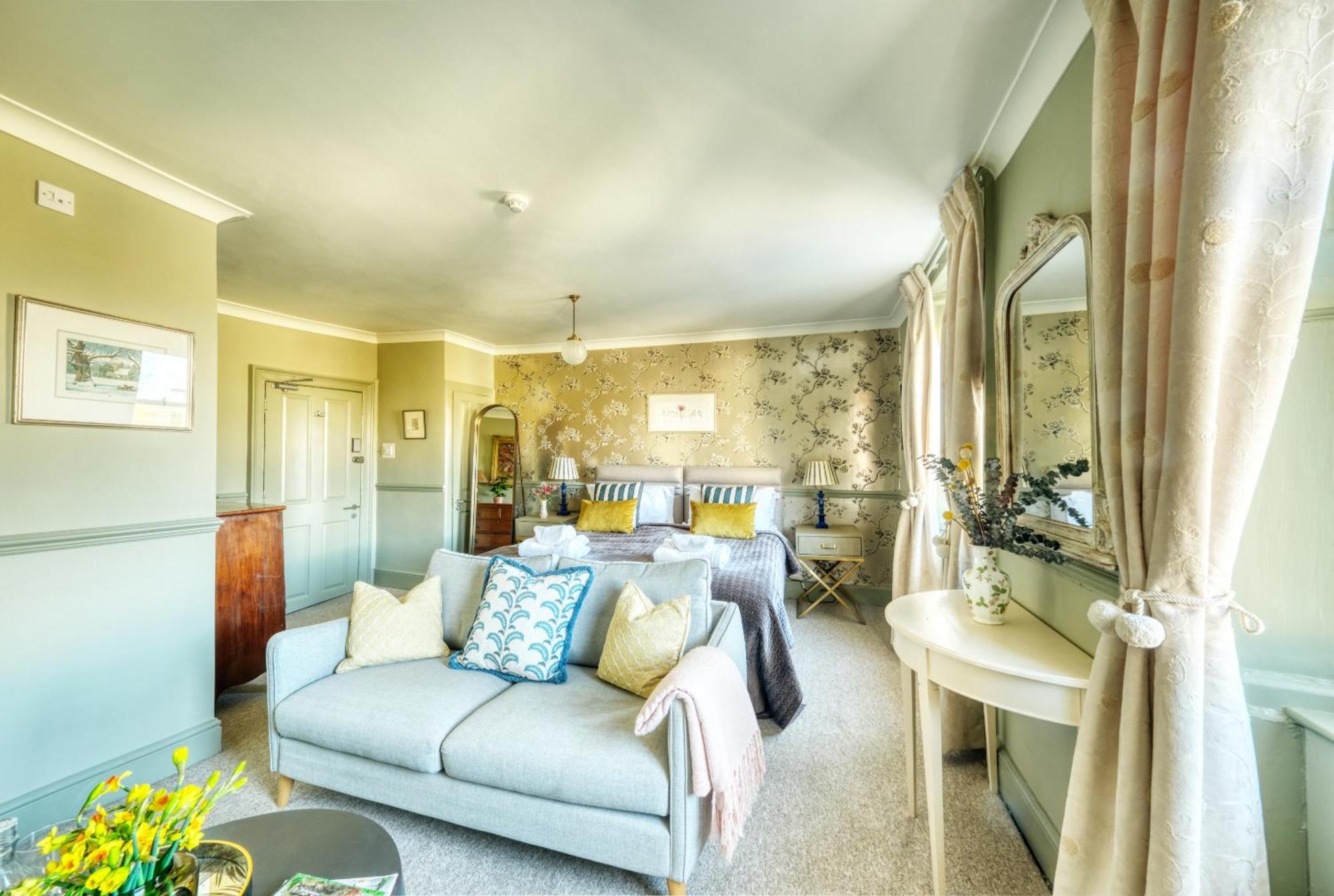 Guest house Hill House 4*