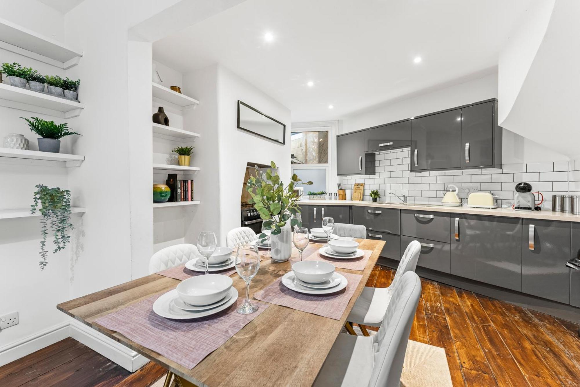 Lovely 2 Bed In - Parking Holiday home *