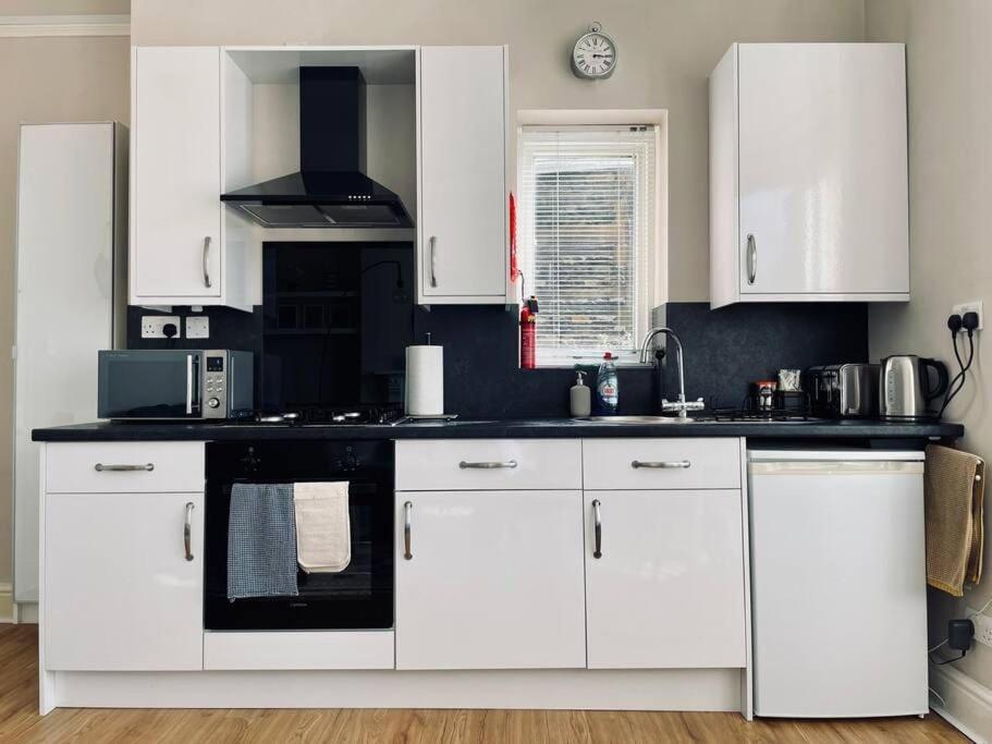 Apartment Bright, Spacious With Off-road Parking Bath