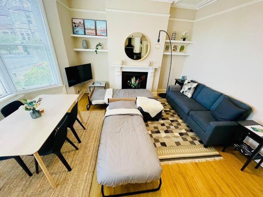 Bright, Spacious With Off-road Parking Apartment Bath