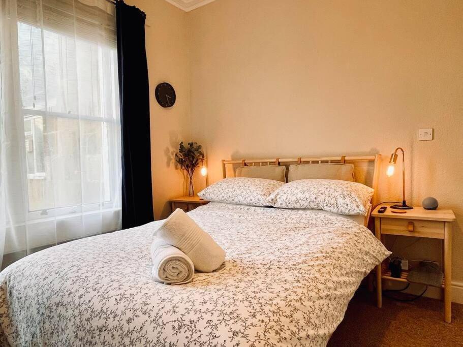 Apartment Bright, Spacious With Off-road Parking Bath