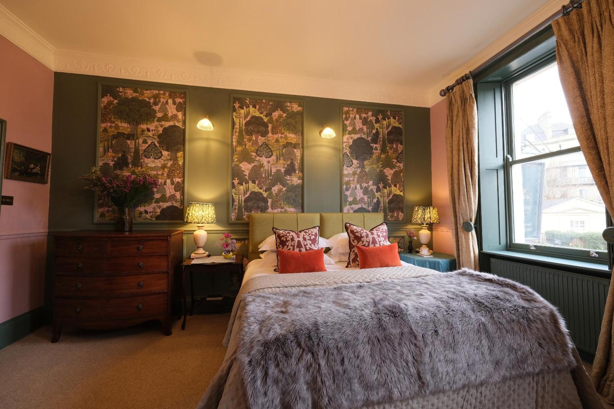 Hill House 4*