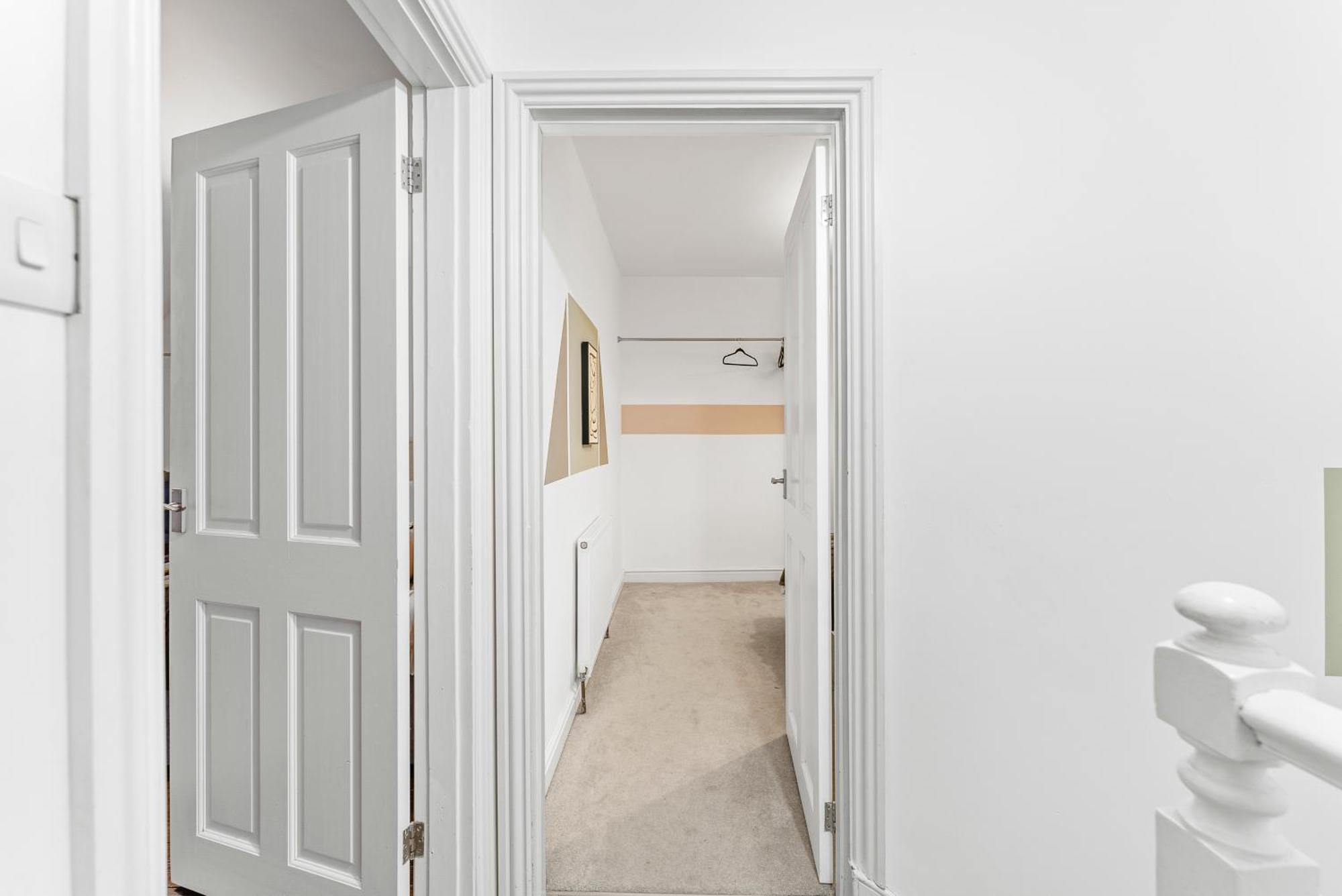 Lovely 2 Bed In - Parking * Bath