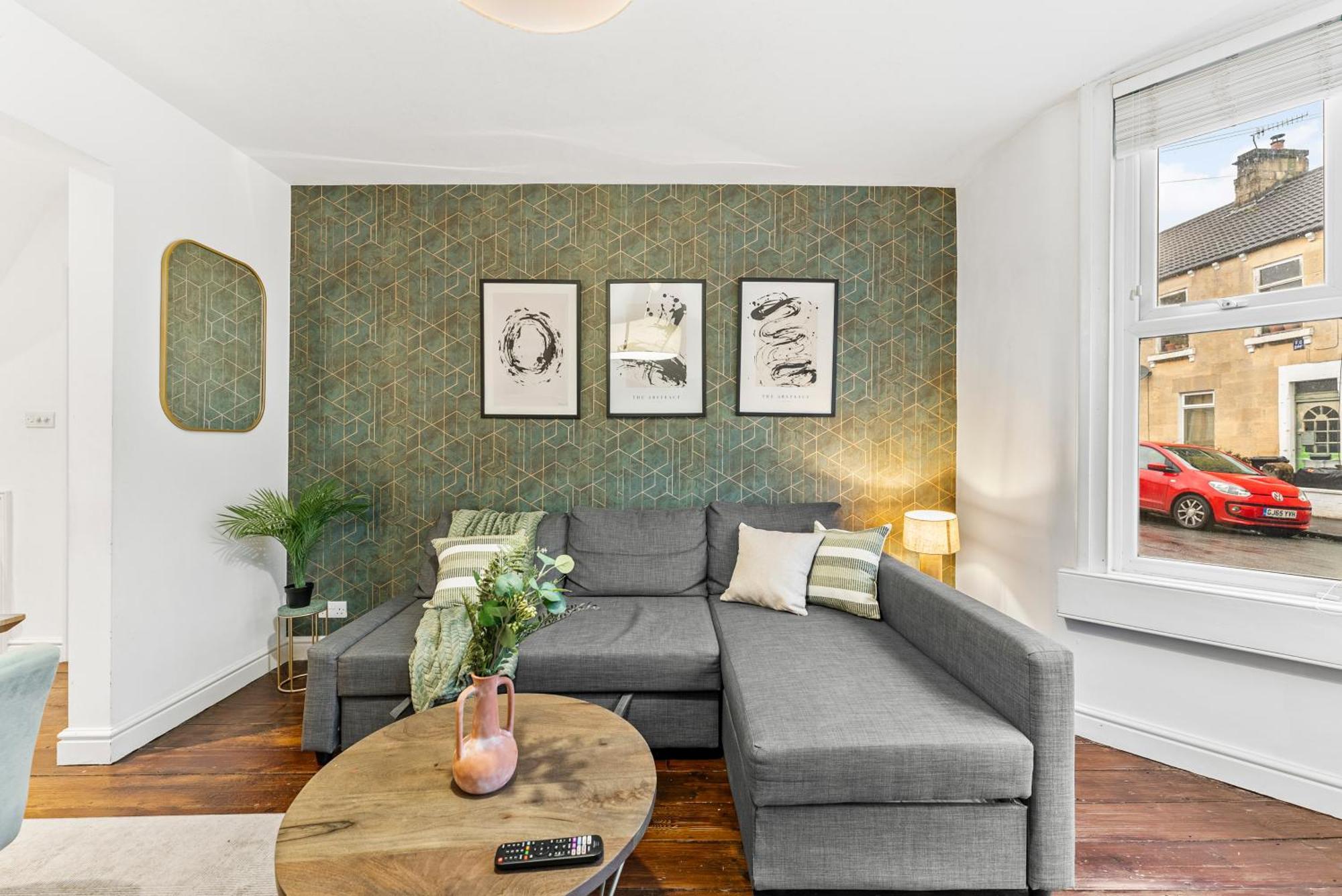 Lovely 2 Bed In - Parking * Bath