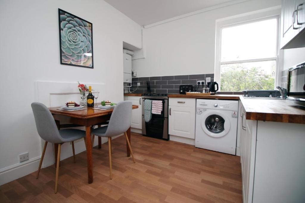 Stylish 2br Getaway Near Bath's Spots! *