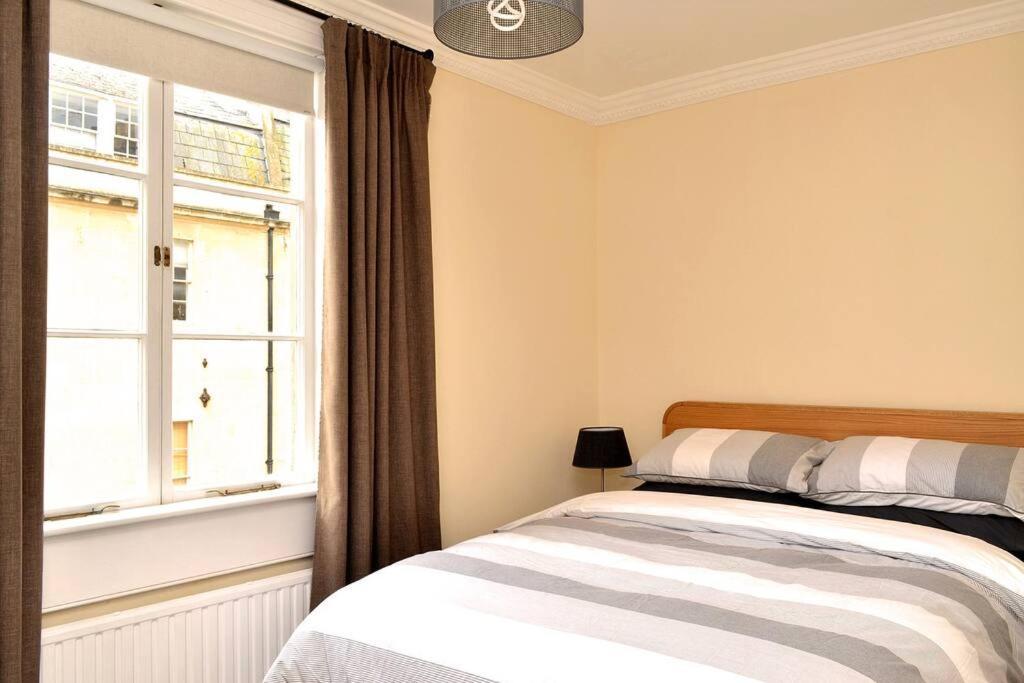 **spotless, Bright 2 Double Bed, Period Features** Apartment