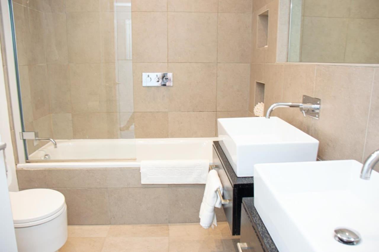 Beautiful Georgian One Bedroom Apartment Bath