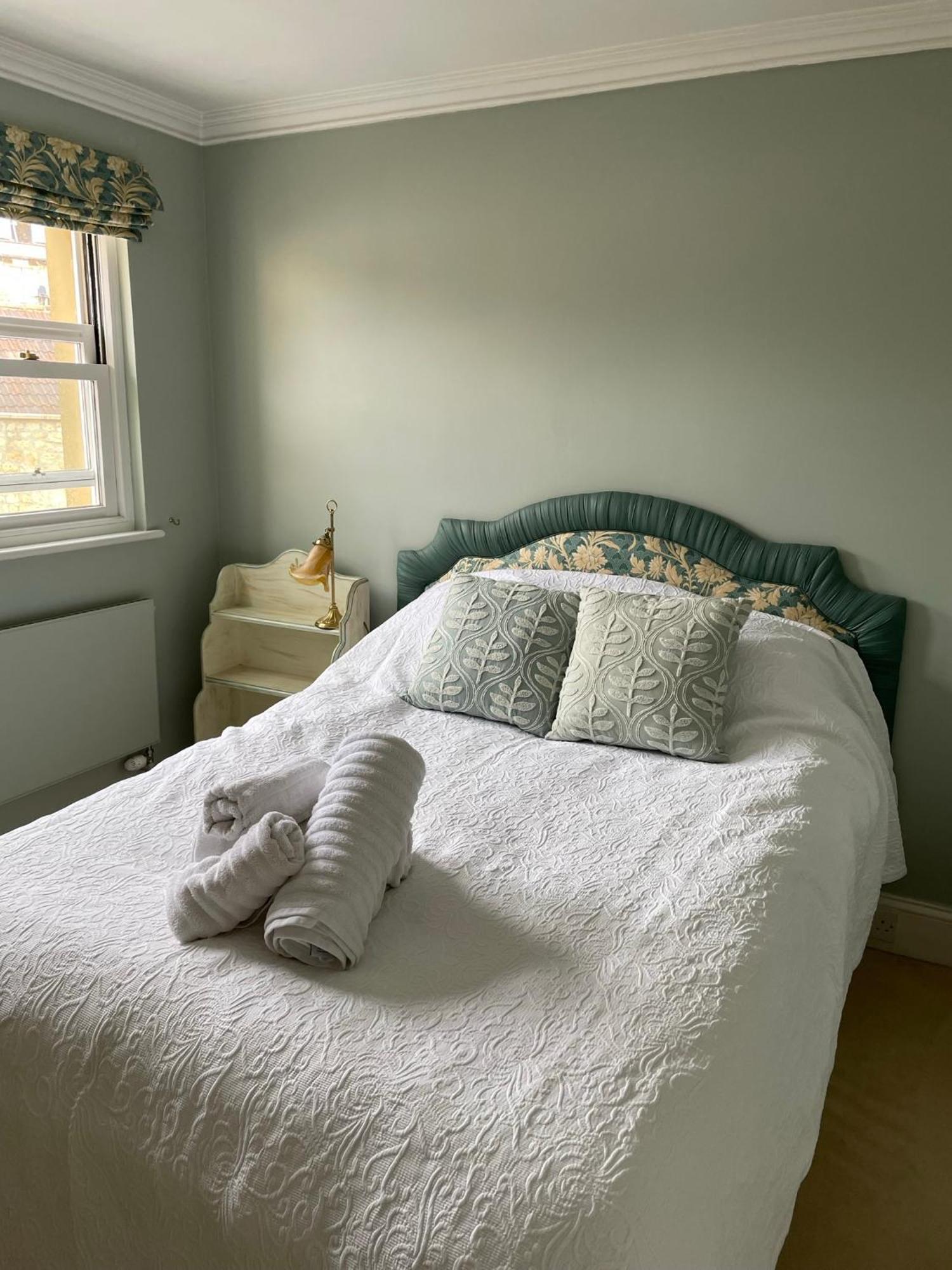 Circus Mews Townhouse:2 Beds:2 En-suite Baths:parking:city Centre:quiet Area