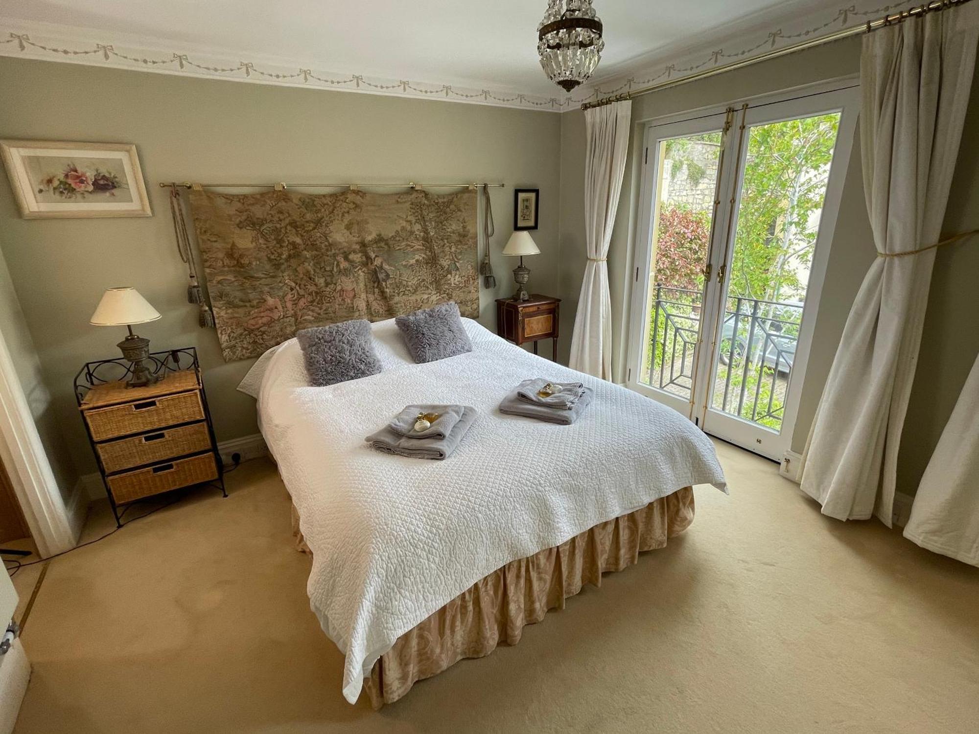 Circus Mews Townhouse:2 Beds:2 En-suite Baths:parking:city Centre:quiet Area Holiday home