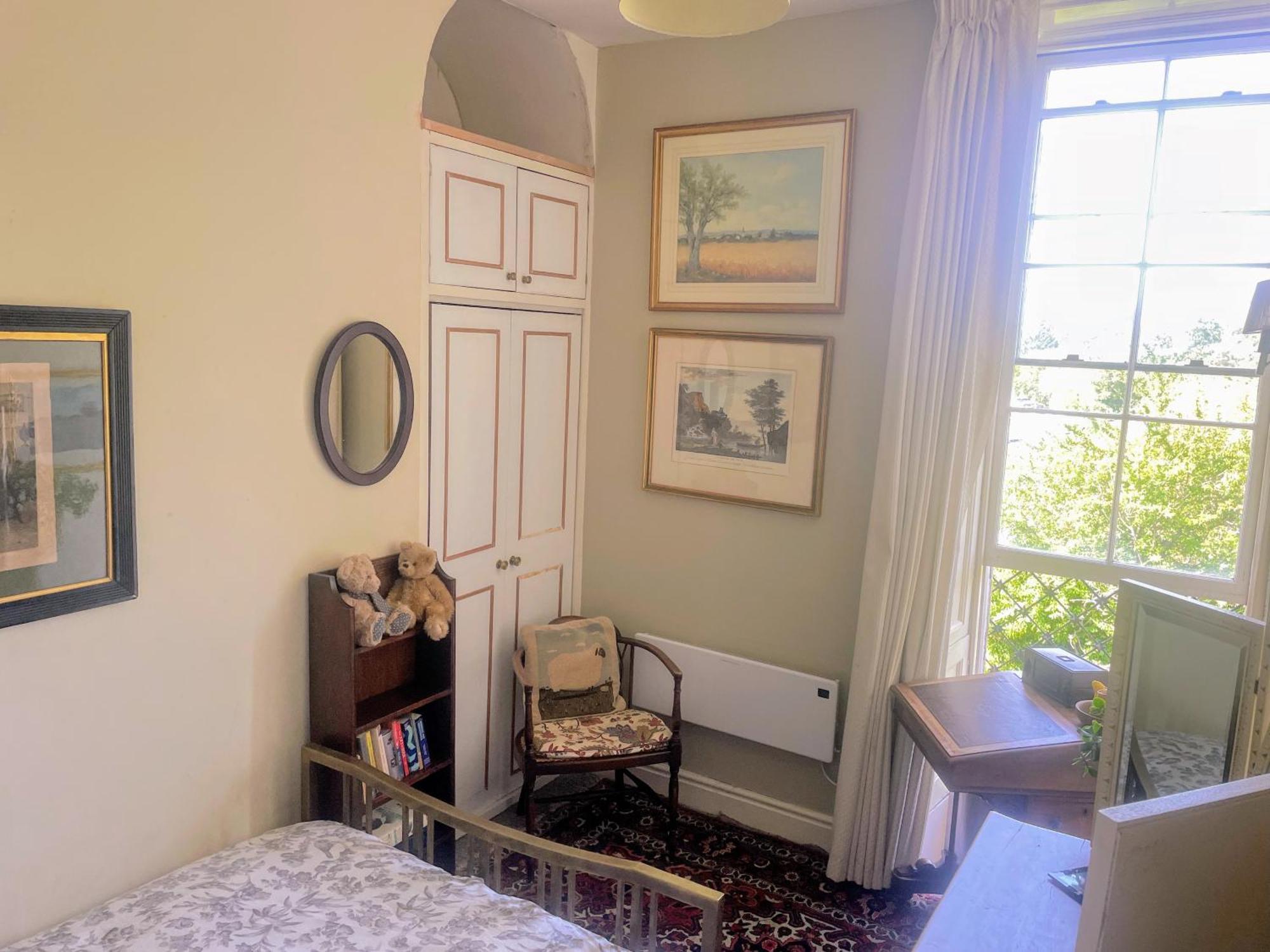 Plant Yourself In The Very Centre Of - Free Parking Apartment *