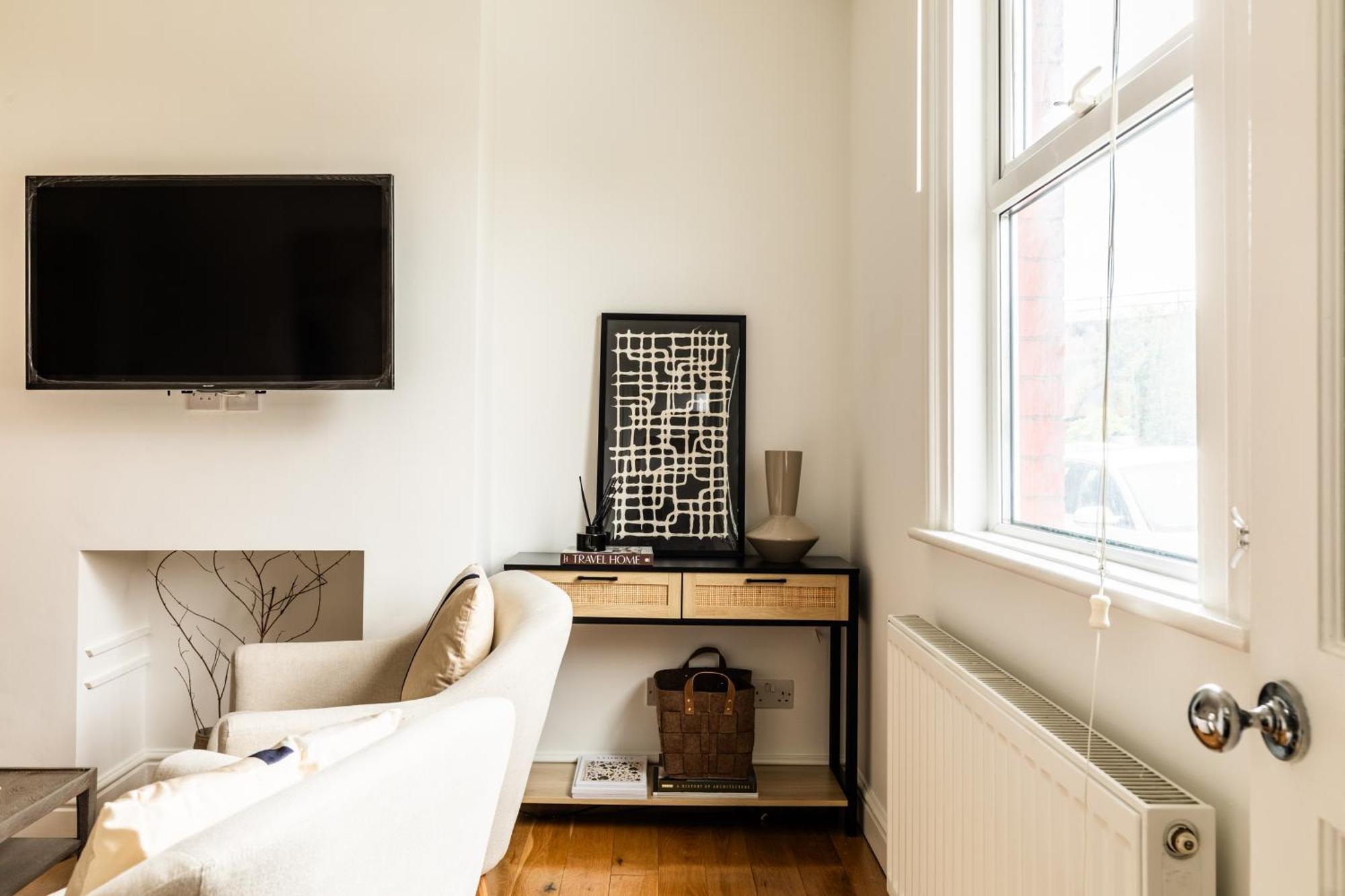 The Broadway - 2 Bedrooms With Parking, Apartment