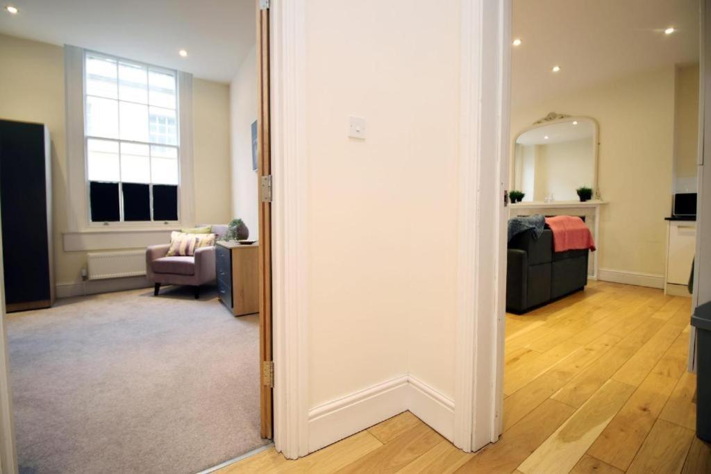 Beautiful 2 Bedroom In Apartment *