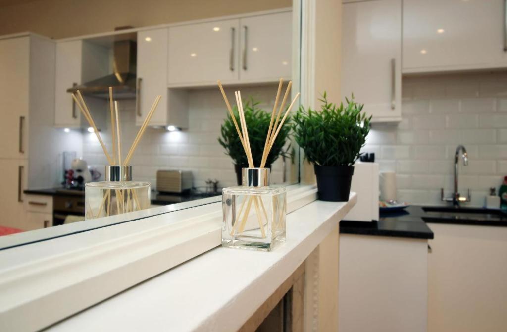 Beautiful 2 Bedroom In Apartment *