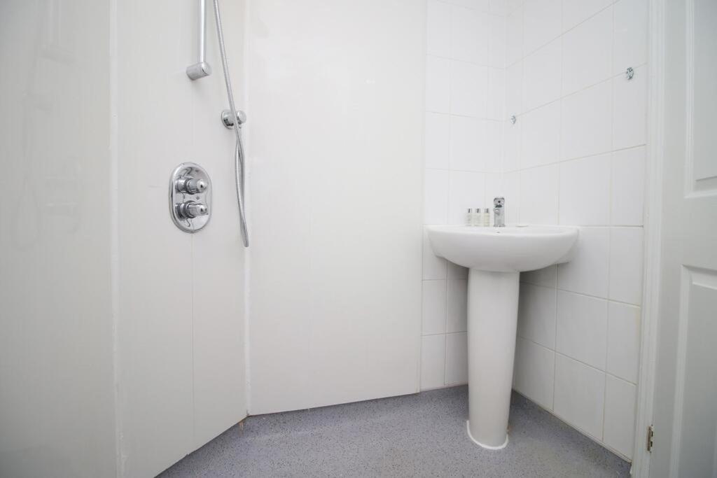 Spacious Georgian 3bedroom Apartment, 5 Mins From Abbey Apartment