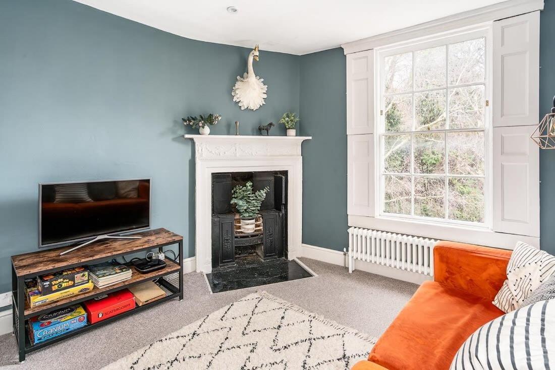 Beautiful 2 Bed Flat * Bath
