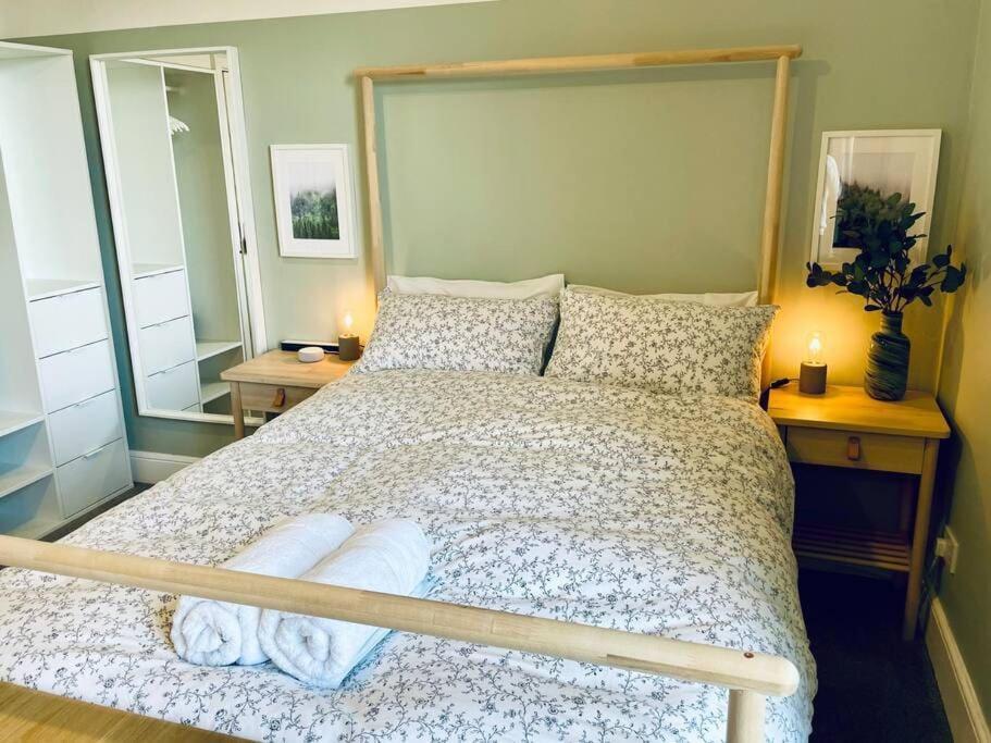 Apartment Flat With Parking Permit *
