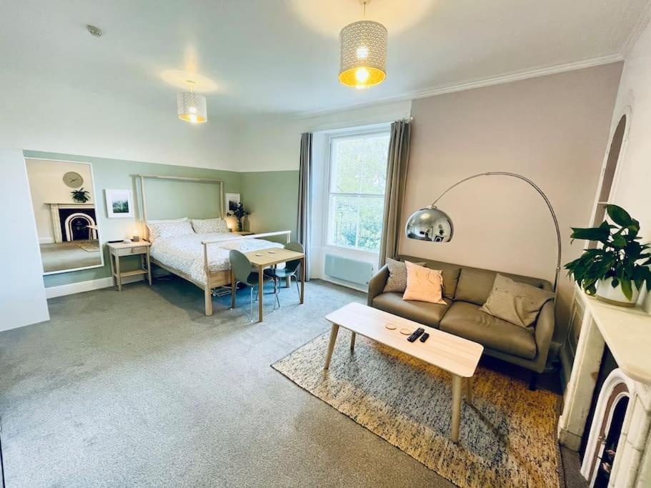 Apartment Flat With Parking Permit *