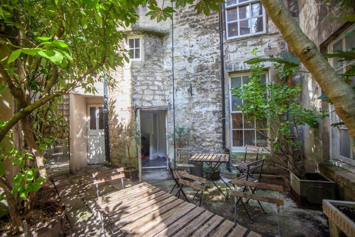 The Georgian Townhouse @ Pierrepont Place Apartment