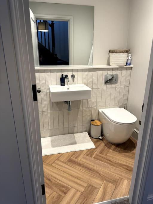 Stylish Modern Townhouse With Private Parking *
