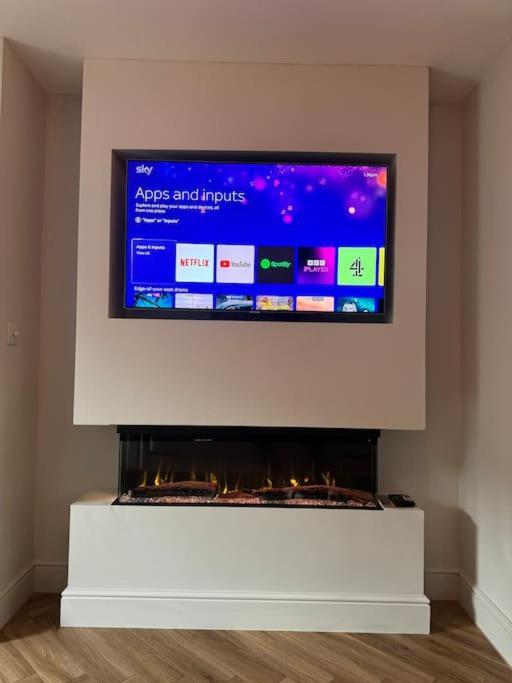 Stylish Modern Townhouse With Private Parking Villa Bath