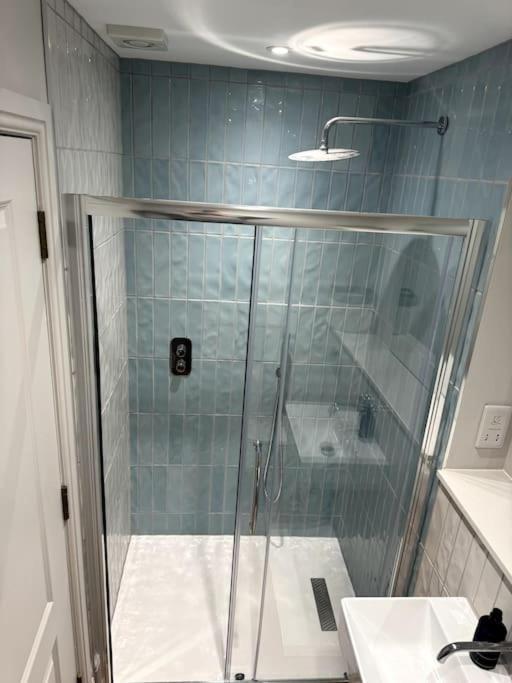 Stylish Modern Townhouse With Private Parking *
