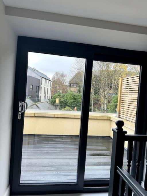 Stylish Modern Townhouse With Private Parking