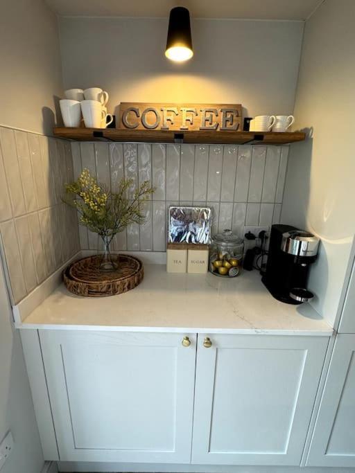Stylish Modern Townhouse With Private Parking