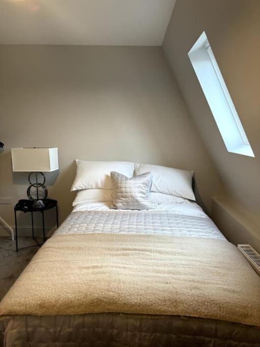 Stylish Modern Townhouse With Private Parking * Bath