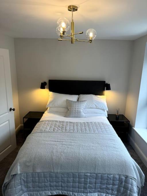Stylish Modern Townhouse With Private Parking Villa *