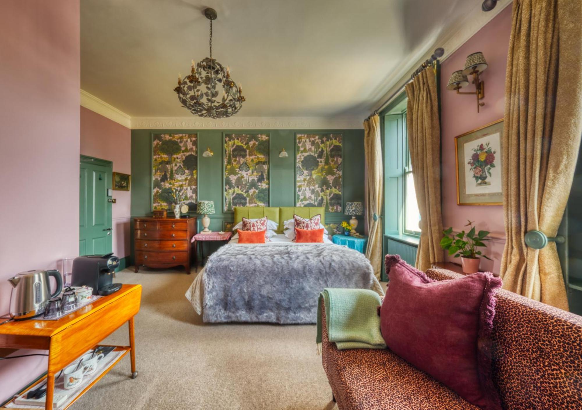 Hill House 4*