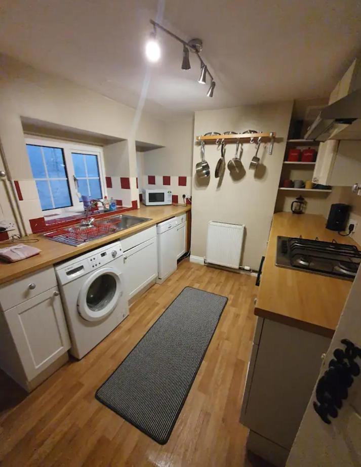 Beautiful Townhouse Next To Royal Victoria Park And Botanical Gardens Within Easy Walking Distance To Centre *
