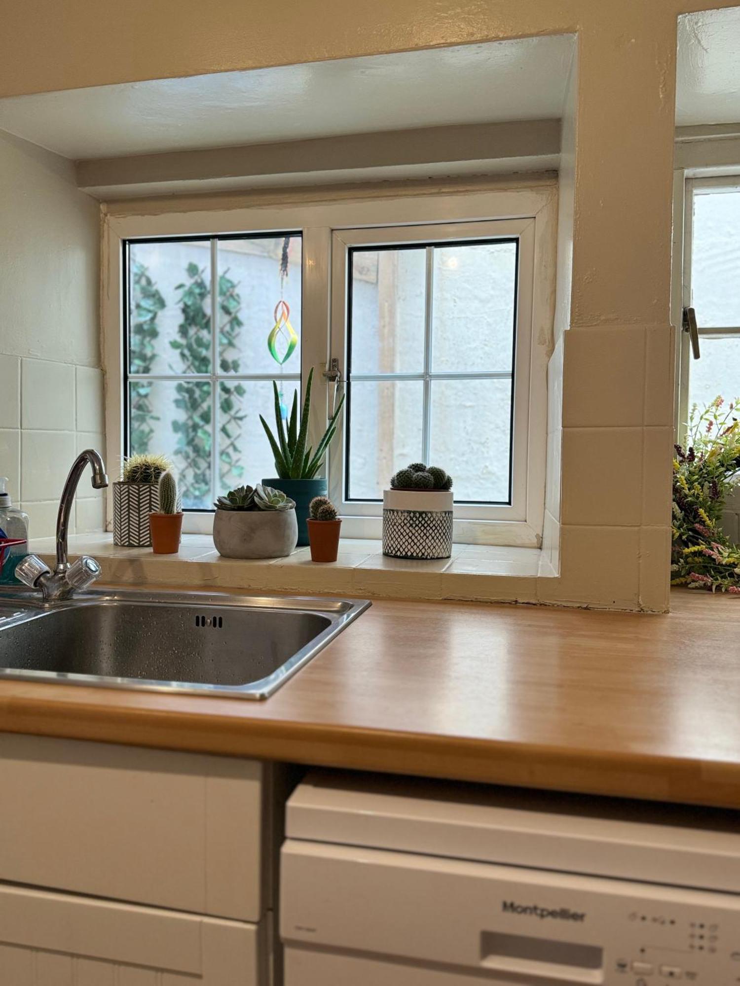Beautiful Townhouse Next To Royal Victoria Park And Botanical Gardens Within Easy Walking Distance To Centre
