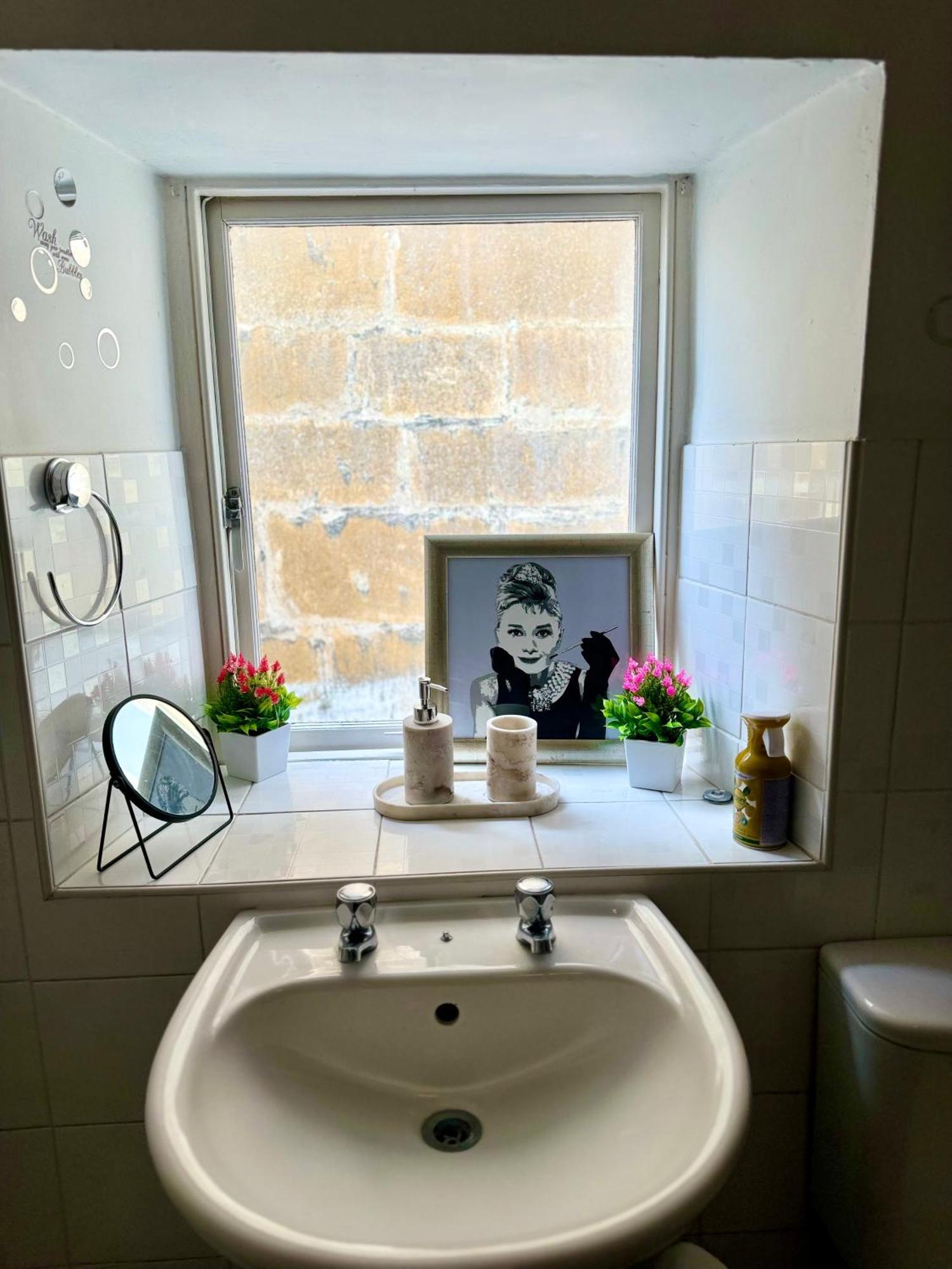 Beautiful Townhouse Next To Royal Victoria Park And Botanical Gardens Within Easy Walking Distance To Centre Bath