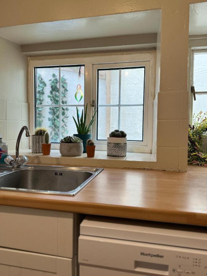 Beautiful Townhouse Next To Royal Victoria Park And Botanical Gardens Within Easy Walking Distance To Centre Holiday home *