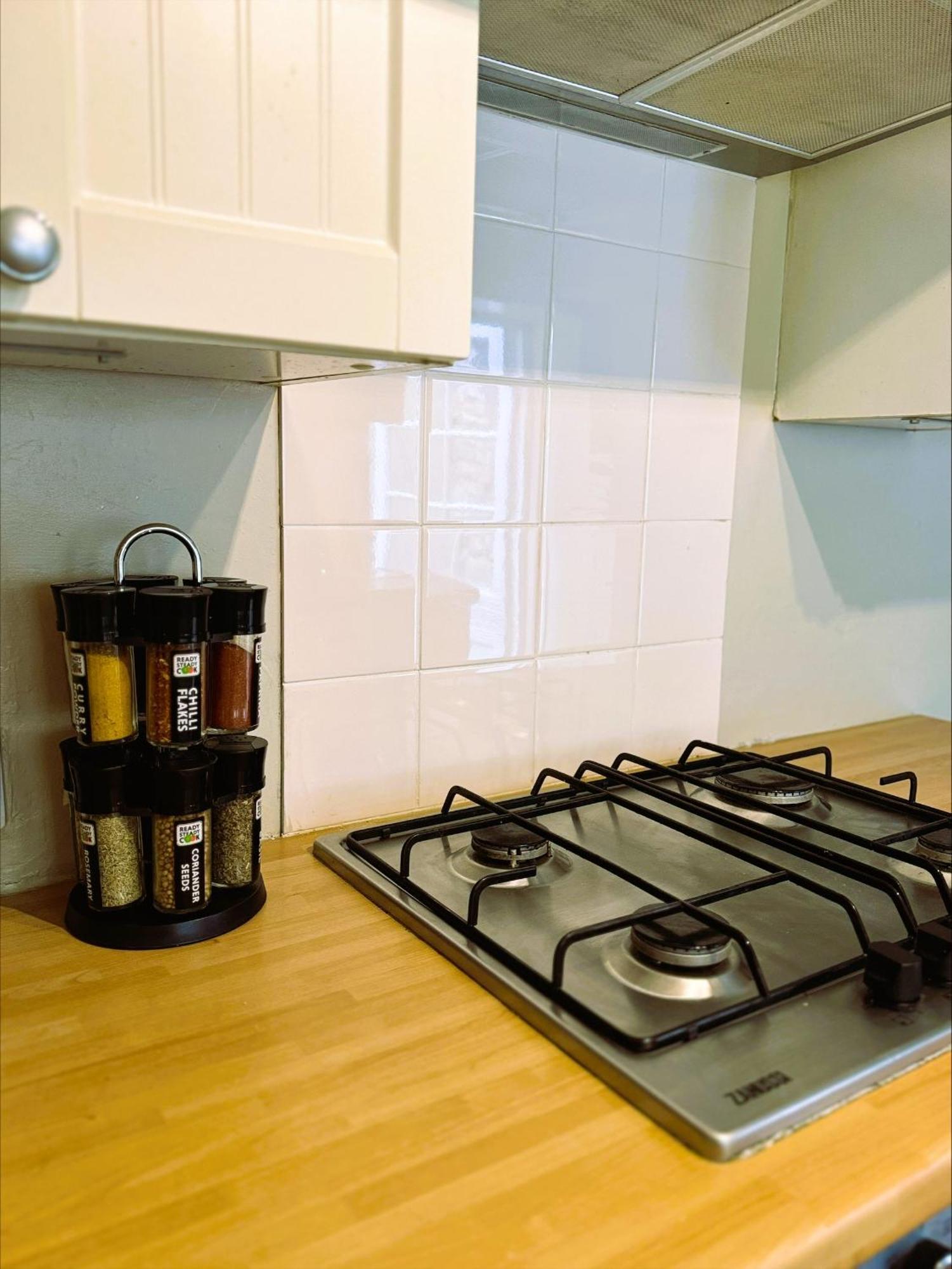 Beautiful Townhouse Next To Royal Victoria Park And Botanical Gardens Within Easy Walking Distance To Centre