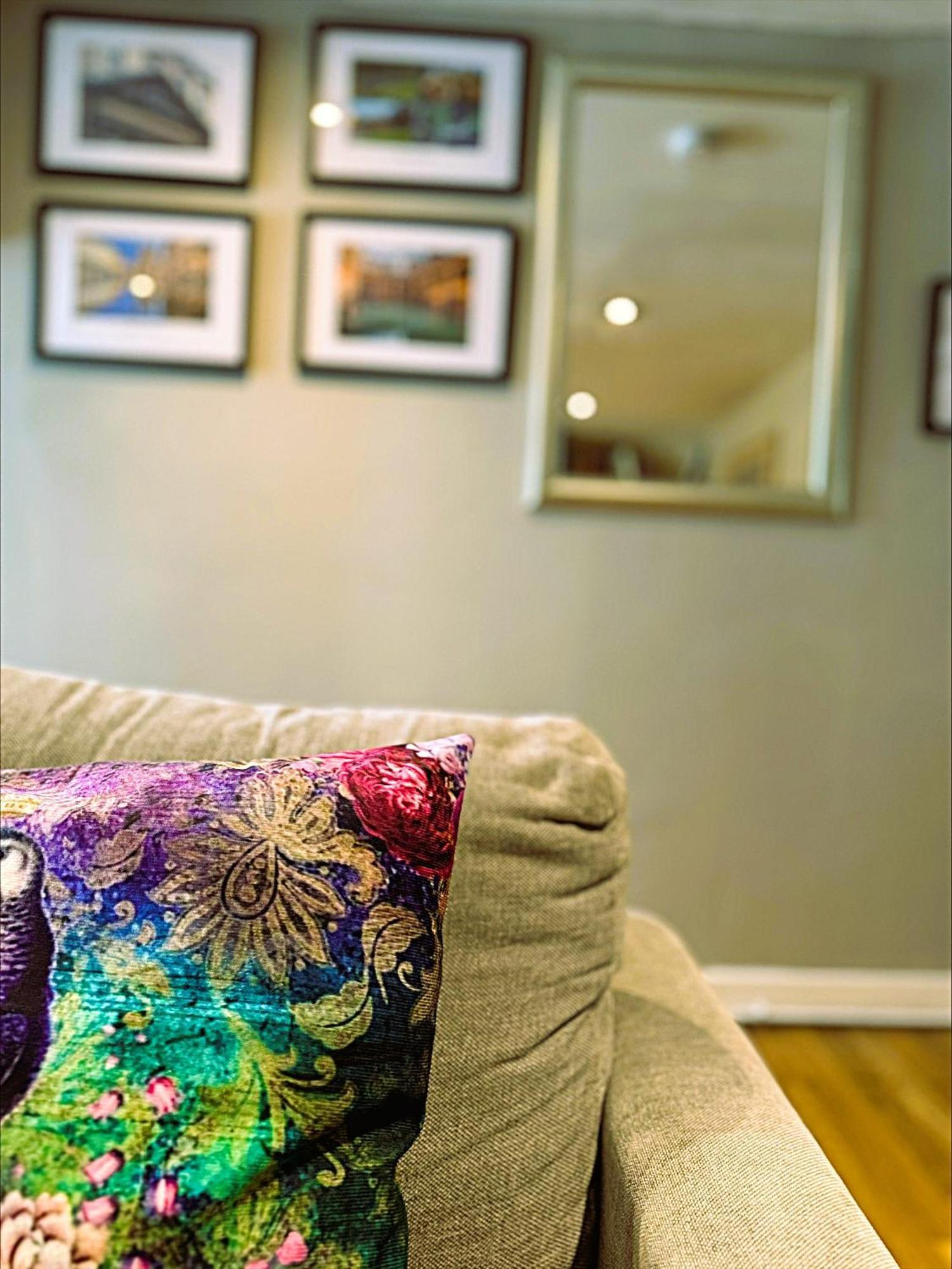 Beautiful Townhouse Next To Royal Victoria Park And Botanical Gardens Within Easy Walking Distance To Centre Holiday home