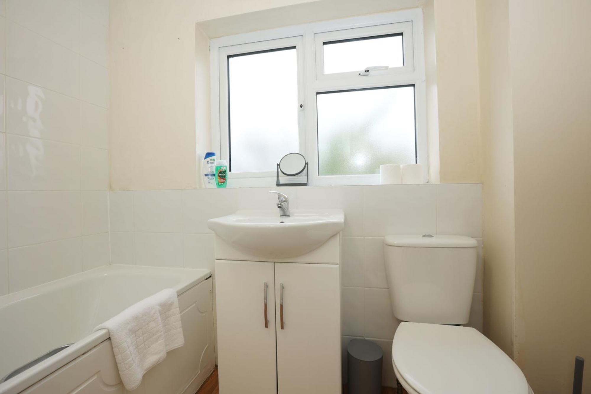 Apartment Blagdon Park By N And N Stays Ltd, Stylish Bath Home, Transport Links 10 Mins To City Centre, Free Parking, Perfect For Familes And Contractors