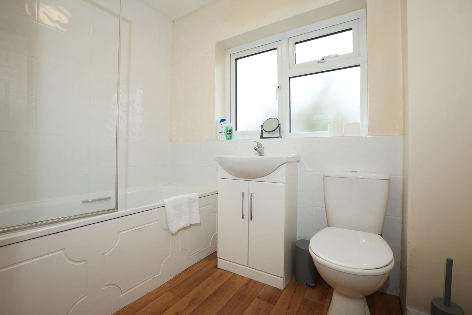 Blagdon Park By N And N Stays Ltd, Stylish Bath Home, Transport Links 10 Mins To City Centre, Free Parking, Perfect For Familes And Contractors Bath