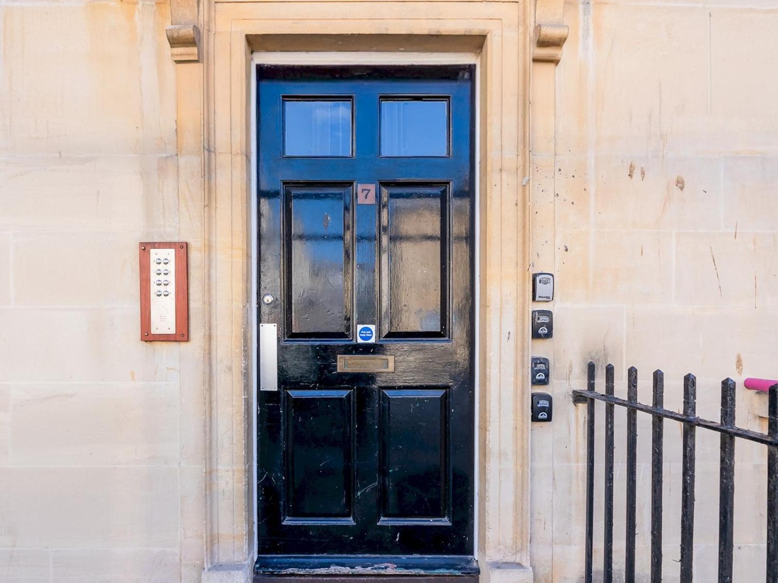 Pass The Keys Bright Modern One Bed - Centre Apartment *