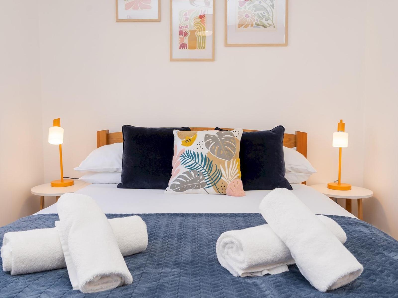 Pass The Keys Bright Modern One Bed - Centre Bath