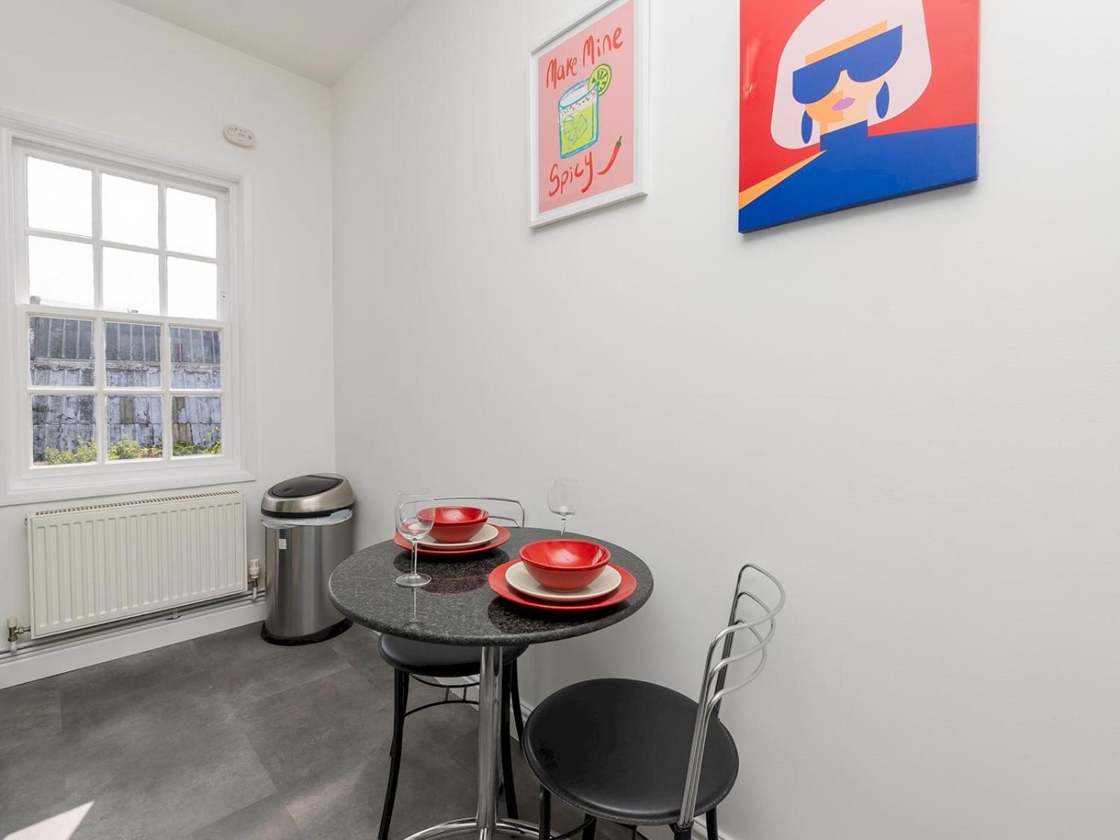 Pass The Keys Bright Modern One Bed - Centre Apartment Bath