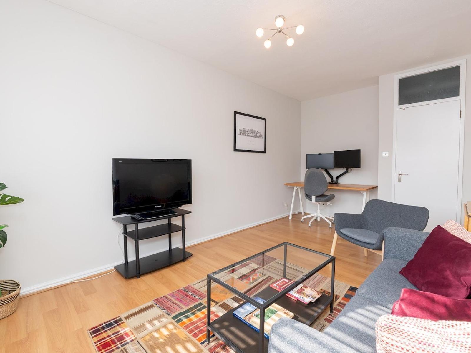 Pass The Keys Bright Modern One Bed - Centre Apartment *