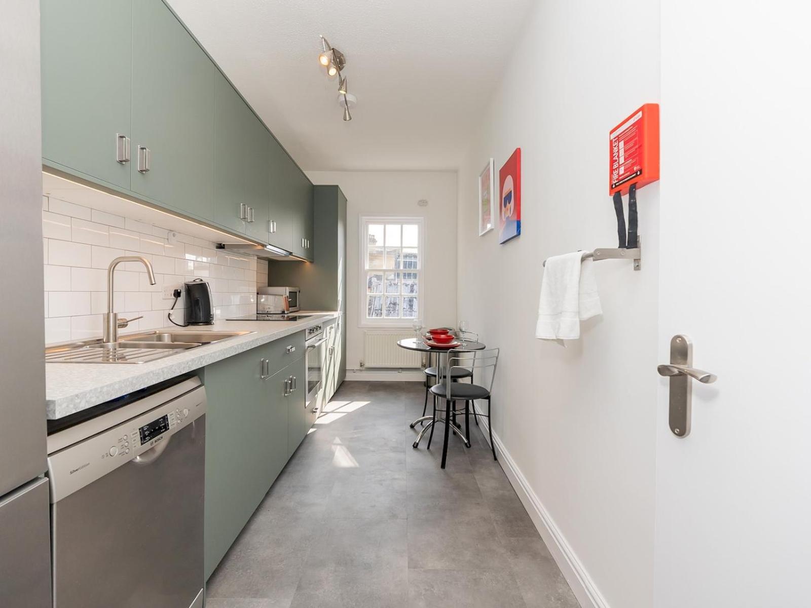 Pass The Keys Bright Modern One Bed - Centre Bath